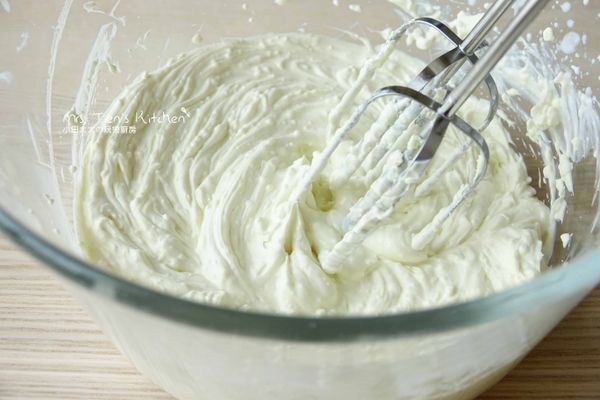 將奶油乳酪、優格、檸檬汁用攪拌器攪拌均勻備用