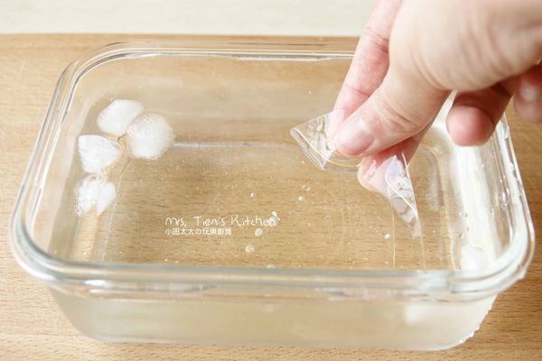 將吉利丁泡軟，加入鮮奶油、砂糖小火加熱至融化即可，倒入作法4裡拌勻