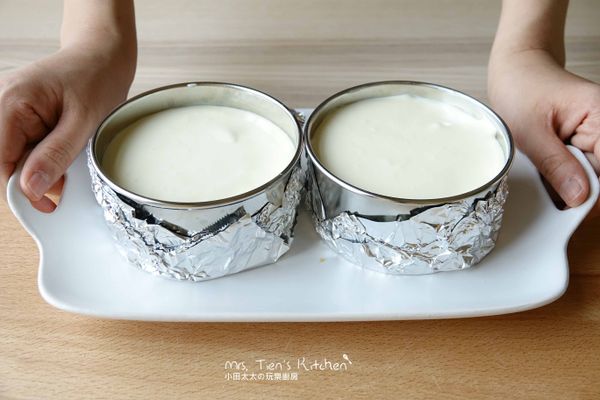 將起司糊倒進蛋糕模中，放入冰箱冰至少8小時以上