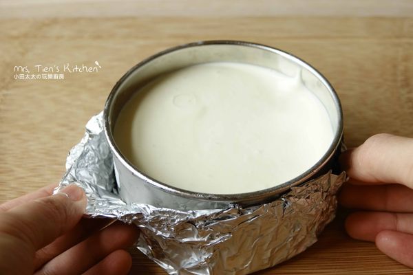 冰好的起司蛋糕，用熱毛巾敷在外面讓蛋糕稍稍融化後，就可以脫模了。