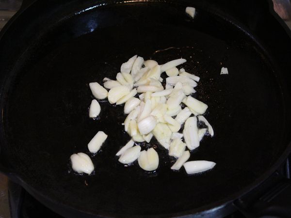 取一炒鍋, 倒入橄欖油, 小火加熱後, 放入蒜瓣煸香