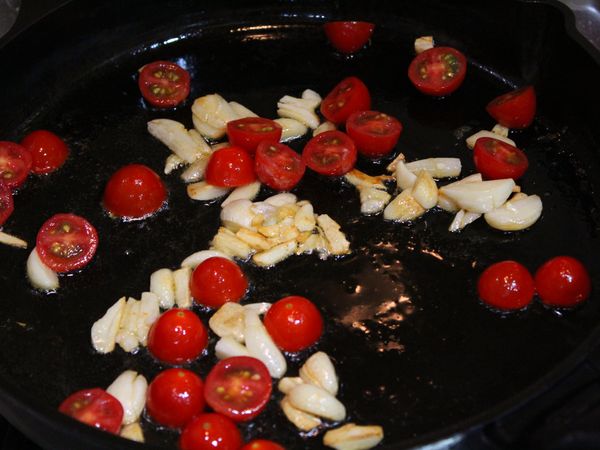 倒入小番茄慢煸至軟透
