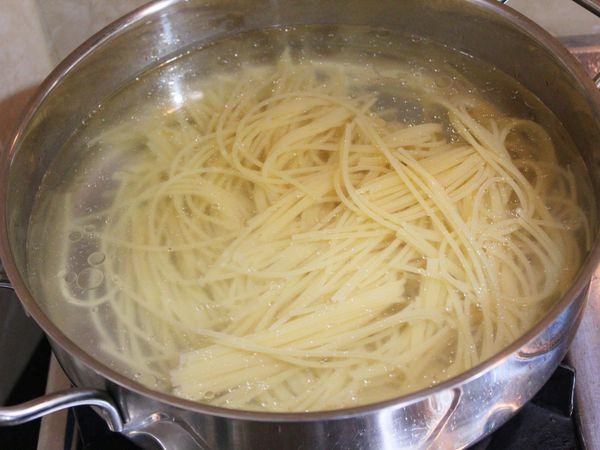 另煮一鍋水, 水的量多些, 水滾後加適量鹽、橄欖油、義大利麵煮至8分熟