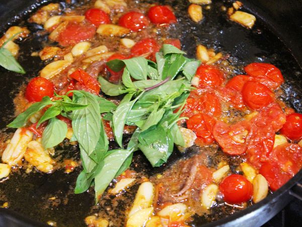 放入蘿勒 (或九層塔)炒至吸附油末...