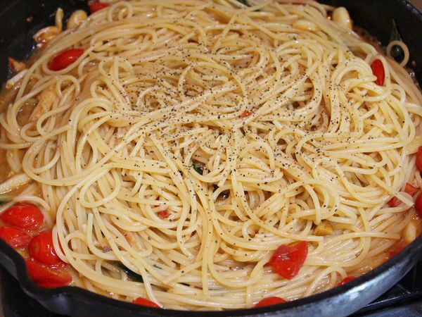 試麵條軟硬? 依家人喜好調整烹煮時間, 太硬可加煮麵水