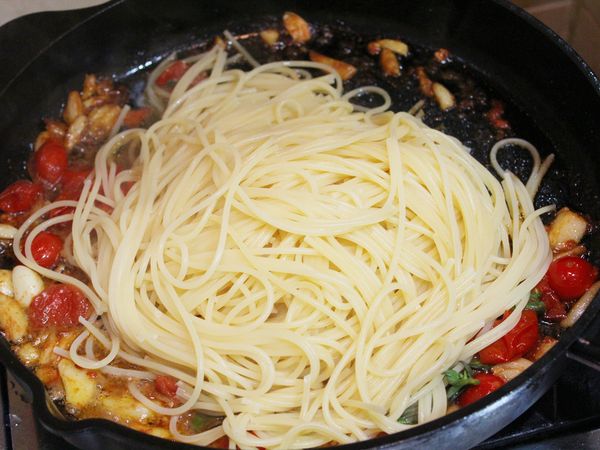 麵條撈出, 移入炒鍋