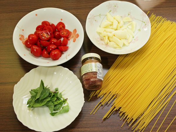 蘿勒去除硬梗取葉; 小番茄對切; 蒜瓣拍扁