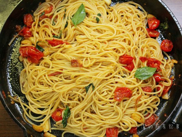 試味道? 加鹽、黑胡椒粉增添風味即完成料理