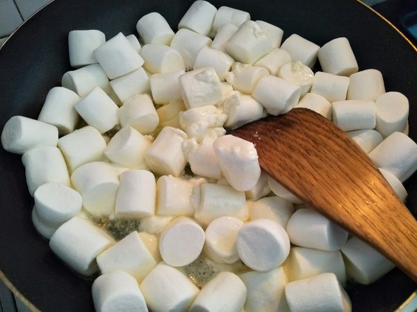 1.先將櫻花蝦入烤箱，乾烤5分鐘左右，去一下櫻花蝦的腥味。
2.將烤好的櫻花蝦跟香鬆，鹽巴，先拌勻備用。
3.不沾鍋加入無鹽奶油、棉花糖，中小火邊加熱邊攪拌至液體狀，熄火。