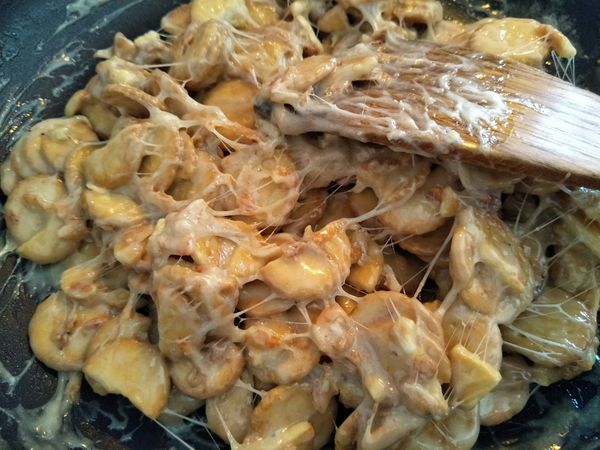 4.鍋子熄火後，加入奇福餅乾（可撥碎，也可不撥），先大致拌勻，再加入一半的櫻花蝦+香鬆+鹽巴，再仔細拌均勻。