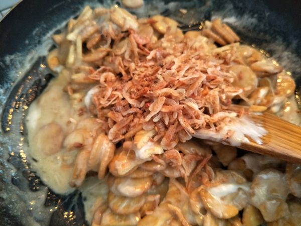 4.鍋子熄火後，加入奇福餅乾（可撥碎，也可不撥），先大致拌勻，再加入一半的櫻花蝦+香鬆+鹽巴，再仔細拌均勻。