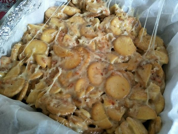 5.趁還有熱度倒入烘焙紙上面做整型，稍微整型壓平後，倒入另一半櫻花蝦+香鬆+鹽巴，再做最後整型。