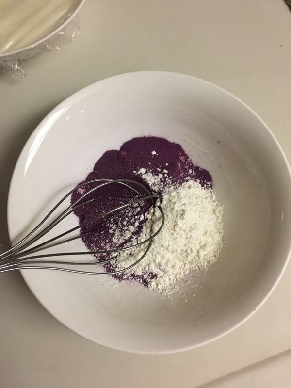 將低筋麵粉與紫薯粉拌勻