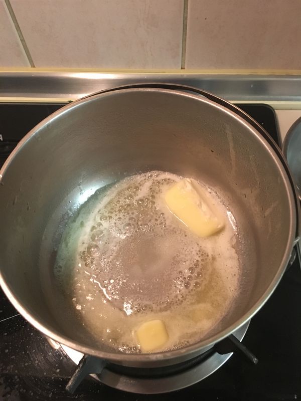 熱鍋溶解奶油