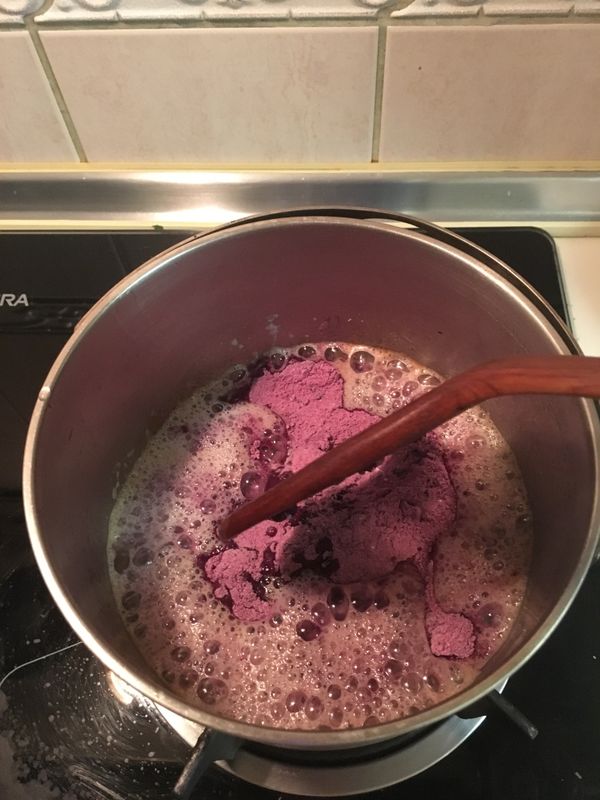 將拌勻的粉倒入鍋內攪拌