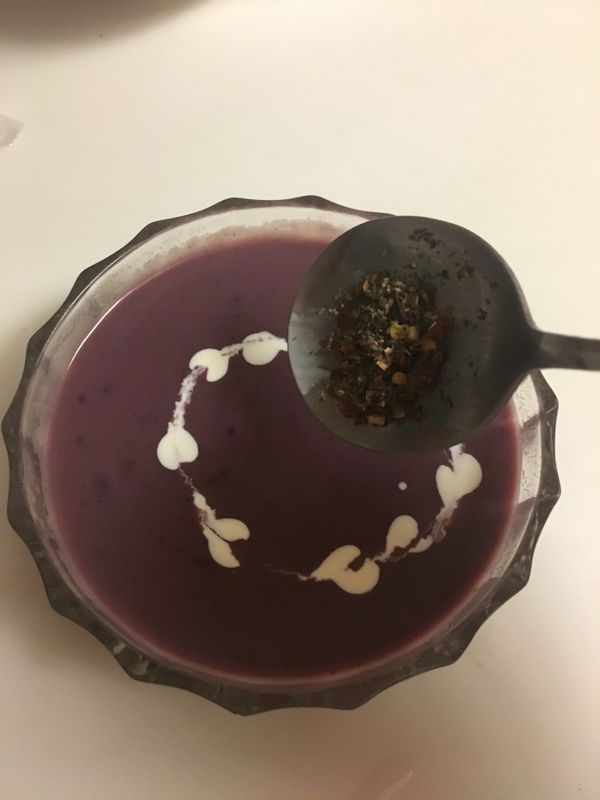 點綴鮮奶油拉花，灑上洋香菜