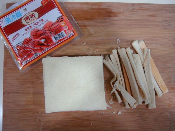 吐司切邊，入烤箱略烤2分鐘，火腿記得從冰箱拿出來恢復常溫