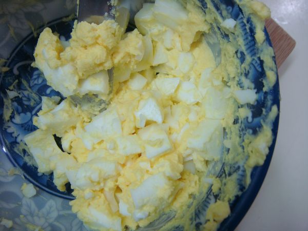 將水煮蛋的蛋黃還有蛋白分開，蛋黃和美乃滋混合均勻再加入切成小丁的蛋白以及黑胡椒，就可以抹到吐司上了