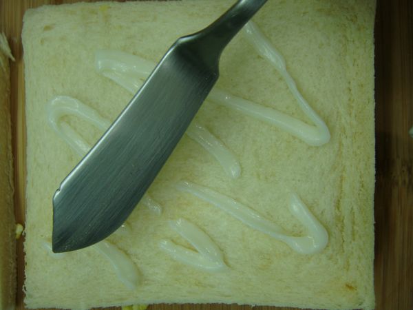 夾火腿以及起司的那一面塗上少許美乃滋