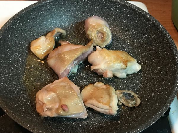 平底鍋倒入一點點油熱鍋，接著將洗淨的雞肉放入鍋中用中小火煎，直到雞皮那面呈現些微的金黃色，便可將肉先撈起備用