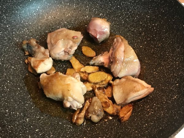 薑片煸好後，將備好的雞肉一起丟入鍋中翻炒一下，接著將米酒倒入，直到湯滾後再加入適量的水與米血，並開小火繼續煮40分鐘
(快完成前，可以加入少許的枸杞提味)