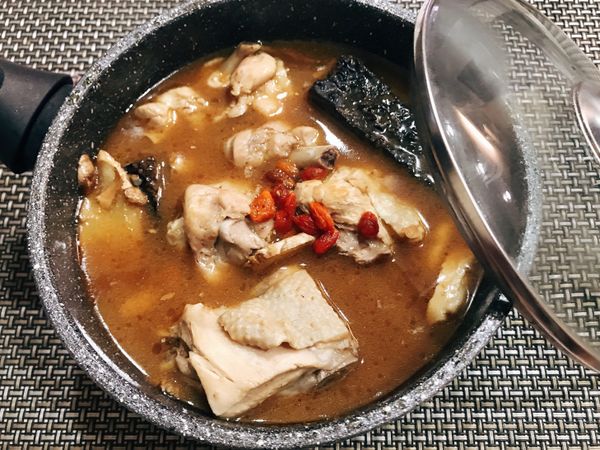 熱呼呼的麻油雞完成了，也可以替換其他食材取代米血哦！