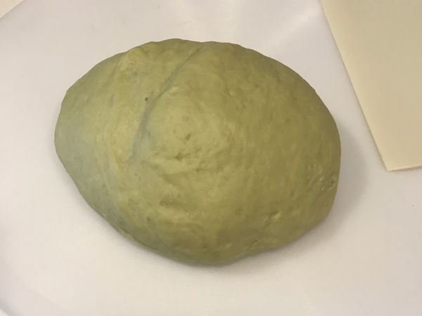 先將麵團加入酵母粉揉到三光！保鮮膜蓋住進行第一次發酵！約50分鐘！
之後分成6等份滾圓包入紅豆餡進行第二次發酵靜置約40分鐘！
麵團呈現2倍大！