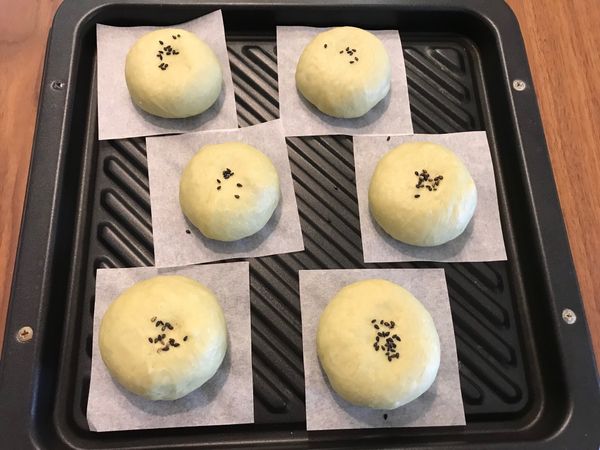 發酵完成的麵團！
（可以隨意加一點芝麻）
烤箱200度預熱烤15分鐘左右！
取出放涼！