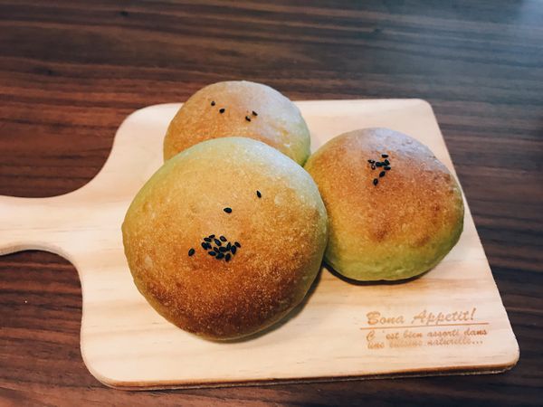 簡單的抹茶香加上紅豆的甜！滿足！
不灑上麵粉是為了要保留抹茶的顏色！