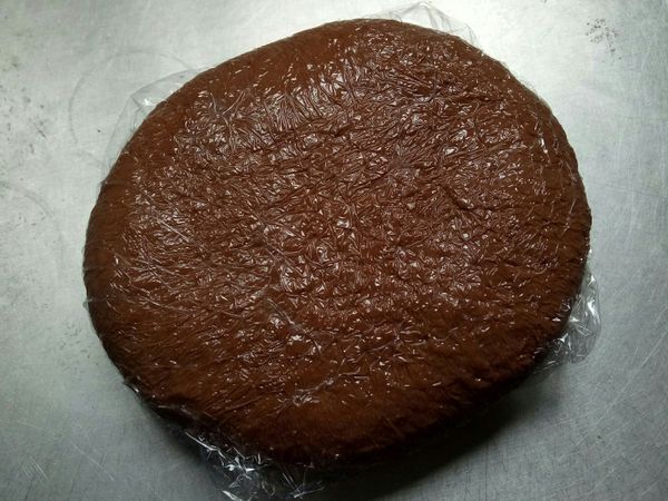 揉成糰狀即可！不要揉太出筋～
用保鮮膜包起來冷凍20分鐘
主要是鬆弛和麵團冰冰的較好操作！