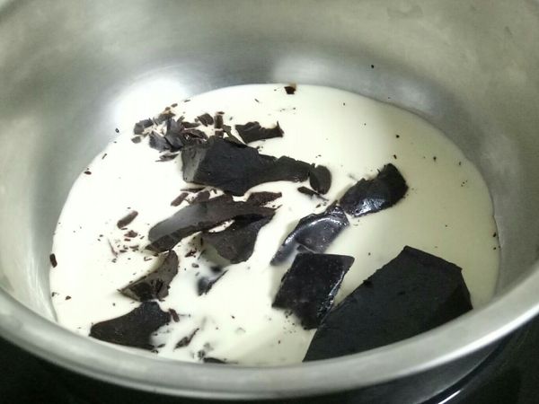 苦甜巧克力磚+鮮奶油隔水融化