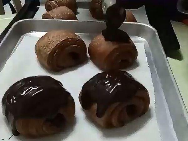 挖一湯匙 淋上去
用湯匙稍微抹均勻