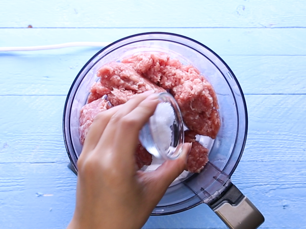 將豬絞肉、鹽放入食物調理機中，打成具有黏性的肉泥。