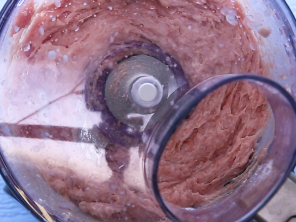 倒入冰水、泡打粉，攪打至有筋性。