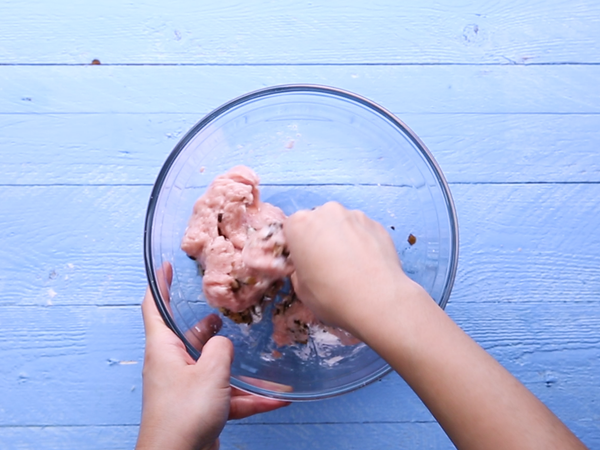 將調理機中的肉泥倒至盆中，加入香菇丁、蛋白、太白粉，攪拌均勻，甩打至黏稠起筋。