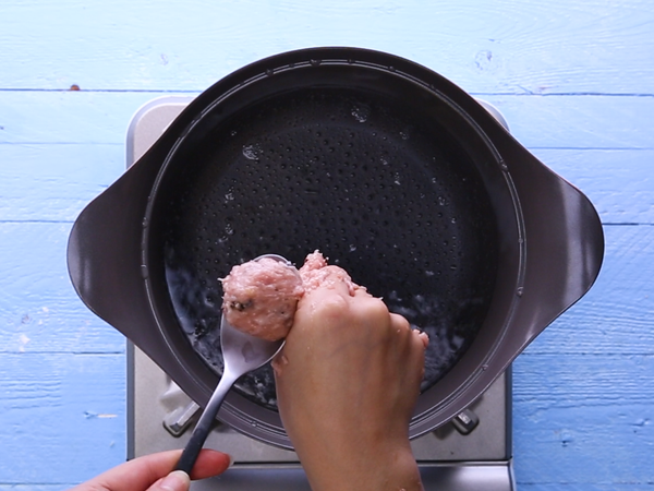 煮一鍋熱水，利用虎口擠出球狀，用湯匙挖下，放入鍋中，再煮約12分鐘至浮出水面即完成囉～