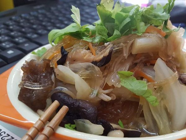 冬粉泡軟備用,香菇洗淨泡軟切絲(香菇水留著紅蘿蔔切絲,木耳切絲,高麗菜洗淨掰小塊,蔥切段,芹菜切段,芹菜葉切碎,金針菇洗淨費用