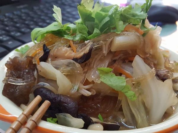 香菇不放油小火乾煸出香菇味倒入適量的油+紅蘿蔔+蔥白+芹菜段+高麗菜+木耳拌+金針菇勻後+白胡椒粉,醬油,香菇水,高湯蓋過菜多一點開中火,放入冬粉拌勻調味煨煮5分,起鍋前放入蔥綠再拌一下即可上桌加芹菜葉點綴