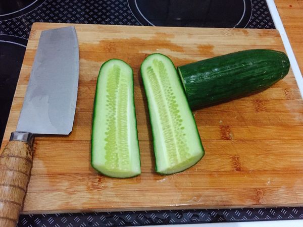 將黃瓜對半切開。
*我使用的是大黃瓜（國外小黃瓜比較貴），如果使用小黃瓜可以省略1、2步驟。
