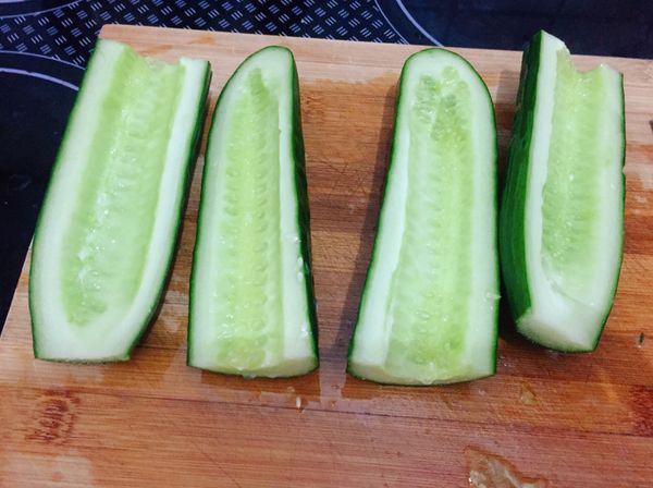 用湯匙把黃瓜籽挖乾淨，切成小塊。