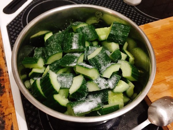 將切成小塊的黃瓜撒鹽拌一拌，放置一下讓黃瓜出水。
*可以用手稍微壓一下，把水擠出來。