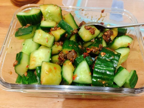 把黃瓜的鹽沖掉，倒入醬汁拌勻，放進冰箱。