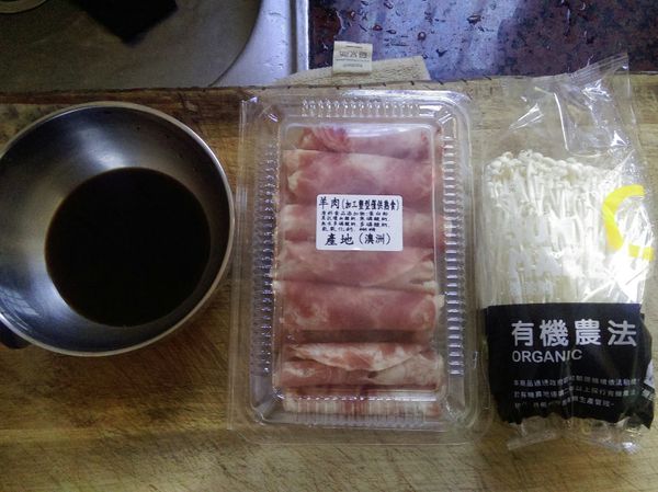 1.醬汁可先調好~~水另外
2.金針菇根部切斷清洗備用~~