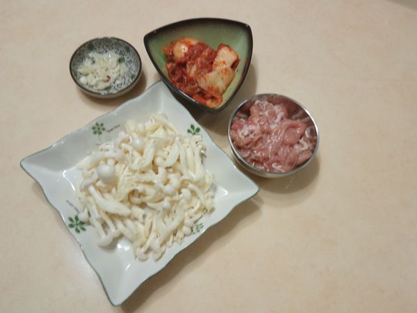 先備料～豬肉片加入醃料、蒜頭切粗粒、雪白菇切掉蒂頭清潔剝開