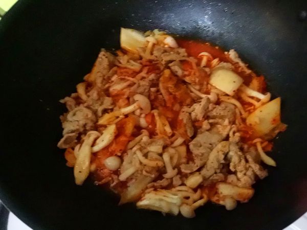 加入泡菜拌炒煨煮－下，再酌量依自己的口味加上糖調味，完成了～