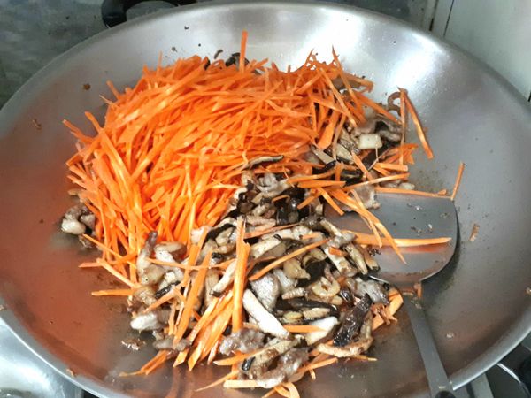 加入紅蘿蔔絲、鹽拌炒