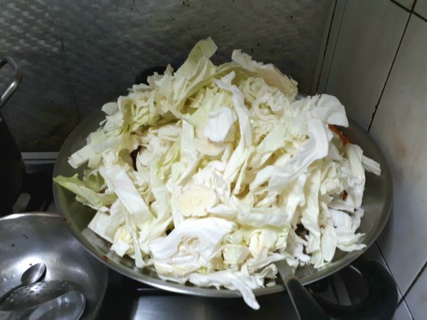 加入高麗菜絲炒軟