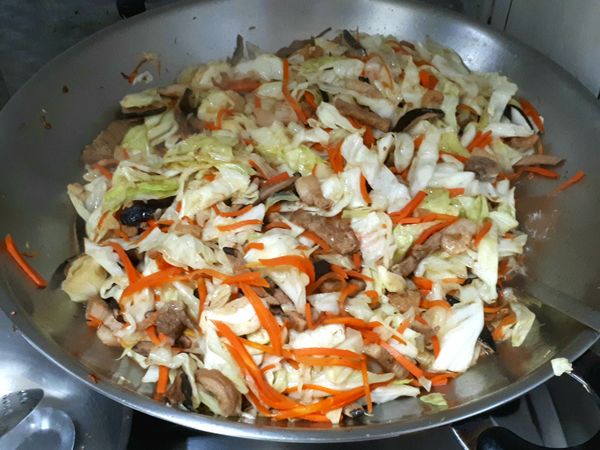 炒軟高麗菜，加雞粉、鹽拌炒過，加入香菇水，泡蝦米的水(喜歡吃乾一點的水就少加些)，試味道