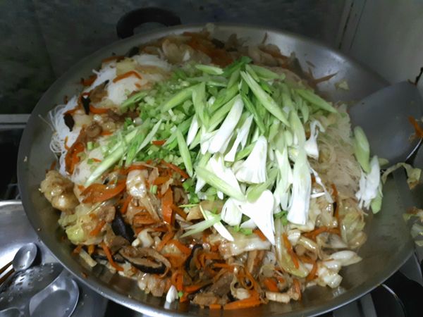 加入芹菜、蒜苗、紅蔥酥，拌勻