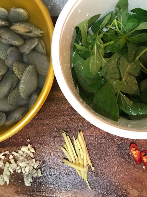 海瓜子先洗淨吐沙，九層塔取葉並清洗，其他佐料備齊。